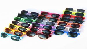 2021 vender 20 pçs óculos de sol de plástico clássico inteiro retro vintage quadrado óculos de sol para mulheres homens adultos crianças misturar cores rim4362751