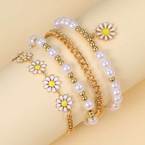 Nuovo set di piccole perle dorate Bracciale creativo da 4 pezzi con margherite da spiaggia bohémien per donna