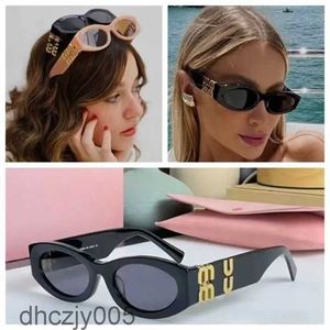 MU Solglasögon Designer Womens Oval Frame Glasses UV Hot Selling Egendom Squared Metal Ben Miu Letter Design Gereglasses Högkvalitativ 46A6