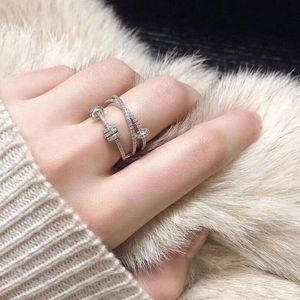Ringdesigner ring lyx varumärke ringar smycken fast färg bokstav diamant design ringar julklappar mode mångsidiga modestilar presentförpackning 3 färger mycket bra
