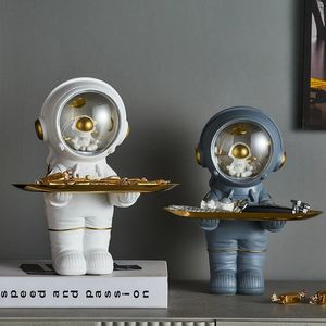 Statua astronauta magazynowa Tacka żywica Spaceman Sculpture Key Tray Holder Nordic Decor Decor Decor Stół Figurine Ozdoby 240304