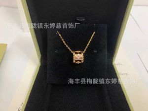 Designer pendant necklace Sweet VanCA V Gold Clover Kaleidoscope Necklace for Women Luxury Versatile with Diamond Inlaid Small Waist Pendant Collar Chain 75LC