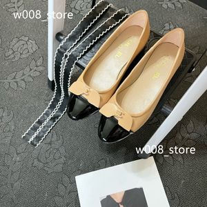 Frankreich Paris Catwalk Design Damen Sommer-Hausschuhe mit hohen Absätzen Flache Schuhe mit runder Spitze Luxuriöse Designer-Markensandalen CHANNEL Party-Sandalen