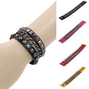 Bracciale multistrato con catena in ferro non tradizionale con rivetti tondi quadrati alla moda