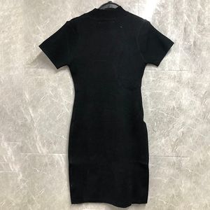 Luxusdesigner Strickkleid Marke Damen T -Shirt Singulett Schwarzes Hüft Cover Kleid Kurzarm Rollkragenpolster gestickte Tops gestickte Frauen Strickweste