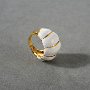 Anello personalizzato e unico, design piccolo e unico Anello in smalto bianco con smalto a goccia Anello in vero oro 18 carati placcato in rame Anello di moda vintage europeo e americano