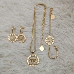 Fashion Designer Necklace V Letter Pendant Banshee Medusa Head 18K Gold Plated Womens VE077255V