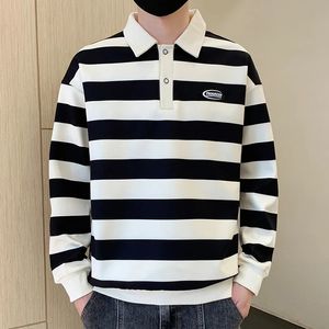 T-shirt a righe basic da pendolarismo Primavera Autunno Bottoni con collo a polo Abbigliamento da uomo Manica lunga Disegni coreani di toppe Polo larghe 240307