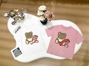 Marke Kinder T-Shirt Puppe Bär Muster Baby T-Shirt Größe 100–150 cm Designer Babykleidung Sommer schöne rosa Jungen Mädchen Kurzarm T-Shirts 24. März