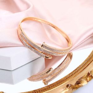 Lyxinspirerad designer Bangle Armband Accessories för kvinnor fulla av zirkoner Multilager Öppna skruv nagelbangband armband