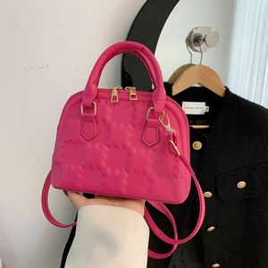 Handla handväska 90% rabatt på kvinnor 2024 Våren ny fashionabla och minimalistiska axelväska unik Dign Leisure Trendy Crossbody