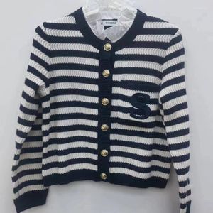 Kvinnors stickor 23 Autumn Lace White Collar Stripe Contrast Simple Small Fragrance S Letter Sticked Cardigan