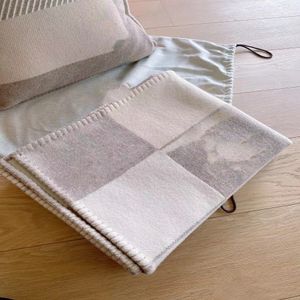 2022 Beige Filtar och kudde H Tjock Home Soffa Good Quaily Cushion Filt 130170cm Toppsäljande Big Size Wool Lot Colors286e