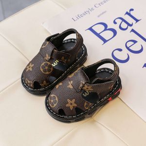 2024 Designer Sandaler födda baby pojkar mode sommar spädbarn barn mjuka spjälsäng skor småbarn flickor anti slip