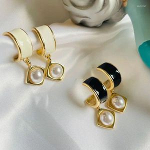 Dangle Earrings Alloy C-ring inlaidearlaid Pearl Silver Needle女性黒と白のエナメルグレーズジュエリーパーティーアクセサリー