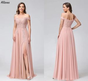 Abiti da damigella d'onore a trapezio in chiffon rosa chiaro Taglie forti Abiti da damigella d'onore con spalle scoperte in pizzo Lunghezza al pavimento Abito da festa per invitati a un matrimonio con spacco sexy CL3371