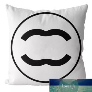 Designer Throw Pillow Black and White Throw Pillow Letter Logo Home Pillow Cover Soffa Decoration Cushion 45 x 45 cm grossist