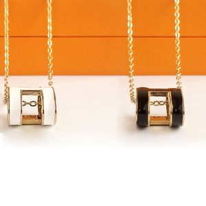 Kvinnor halsband 18k guldplatta kedjedesigner halsband med brev hänge designer smycken lyx hänge halsband kedja med brevhänge gåvor set lådan