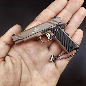 Gun Toys 2023 1 3 Alloy Mini 1911 Pistol Model Keychain Pendant Löstagbar falsk leksakspistol för pubg vapen Vuxna barn gåva T240309