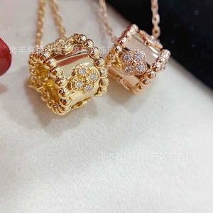 Designer pendant necklace Sweet VanCA V Gold Clover Kaleidoscope Necklace for Women Luxury Versatile with Diamond Inlaid Small Waist Pendant Collar Chain T4WB