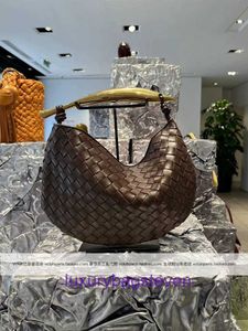 Sardinen-Designer-Tragetaschen von Bottgs' Vents im Angebot 22 Autumn and Winter Show Deep Coffee Woven Cowhide Gold Handle Tote Bag Medium With Real Logo