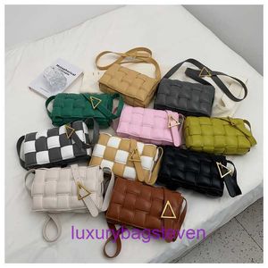 Top original wholesale Bottgss Ventss Cassette tote bags online shopWomens 2023 AutumnWinter New Trendy and Fashionable Weaving Small Squa With Real Logo 6MJH