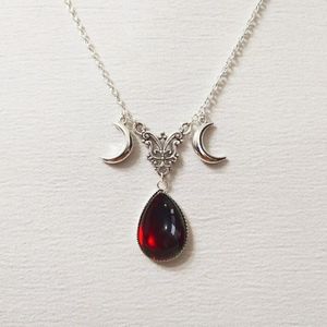 Kolye Kolyeleri Gotik Vampir Damla Çörek Kadınlar için Pagan Cadı Takı Aksesuarları Hediye Vintage Moon Butterfly Blood Demon