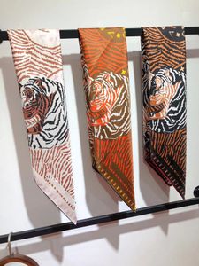 Top marca designer v lenço de seda mulheres homens lenços de cabeça lenço de luxo quadrado bandana bordas enroladas à mão com logotipo carta tigre padrão inkjet flores impressão monograma