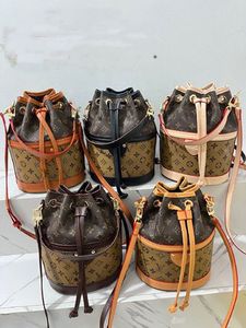 고품질 고급 디자이너 세련된 버킷 핸드백 숄더백 여성 크로스 바디 백 레터 가죽 가방 여자 드로우 스트링 가방