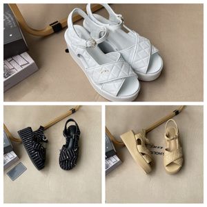 Design di moda di lusso 2024 Piattaforma del vento fragranti Sandals per piattaforme da donna Scarpe da donna Tacchi a cuneo aperto Piattaforma impermeabile per elevare le scarpe