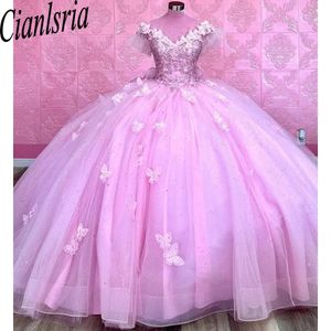 Pink Crystal Beading 3D Butterfly Ball Gown Quinceanera klänningar från axelapplikationerna Lace Bow Corset Vestidos de 15 Anos