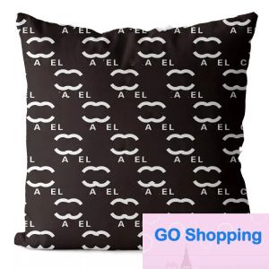 Top Designer Throw Pillow Black and White Throw Pillow Letter Logo Home Pillow Cover Sofa Decoration Cushion 45 x 45cm Pillow Core Removable