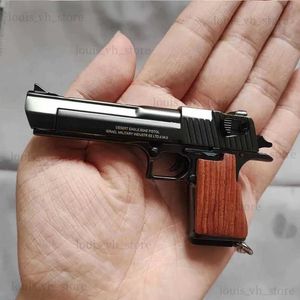 Pistola giocattoli 1/3 lega Desert Eagle portachiavi mini modello di pistola manico in legno ciondolo pistola placcato oro mini pistola per bambini adulti regalo T240309