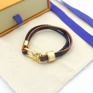 Designer läder armband för män kvinnor märke lyxsmycken guldarmband pendellås kvinnlig high-end elegant mode armband 2490