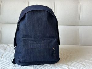 The new favorite backpack has a low-key and tasteful color, with a super gentle body