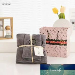 Set di asciugamani da bagno di design Asciugamano ricamato con lettera classica Asciugamano assorbente in 4 colori Asciugamano da spiaggia in puro cotone ad asciugatura rapida Confezione regalo all'ingrosso