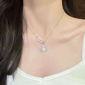 Viviennes Westwoods Saturn Collana con ciondolo a forma di clip di carta con diamanti pieni per donne Accessori semplici e versatili di alta qualità Sense Planet Universe