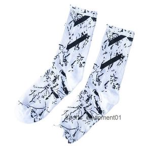 Mens Socks Off Fashion Streetwear Women Men High Quality Cotton Allmatch Arrow XXX Printing Breathable Black White Mixing Football UMN2