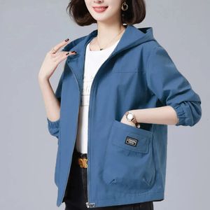 Middle-Aged Mothers Hooded Short Jacket Womens Spring Autumn Loose Outwear S-5XL Women With Big pockets Windbreaker 240228