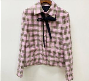 24 Новинка Fadan Maje, розовое короткое пальто в клетку с квадратным вырезом и шнуровкой, топ + плиссированная полуюбка с высокой талией