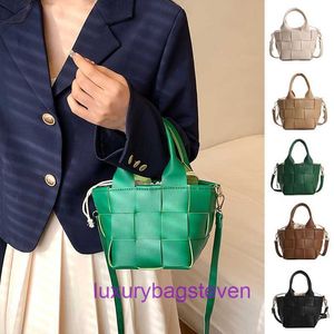 Top original wholesale Bottgss Ventss Cassette tote bags online New Womens Handbag Single Shoulder Crossbody Bag Handwoven Vegeta With Real Logo