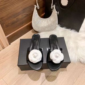 Designer Channelity Shoes Chanelsandals Camellia One Line Slippers For Womens Outwear Summer New Round Head Flat Heel Sandwich 2024