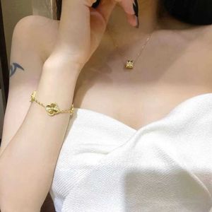 Designer Pendant Necklace Sweet Love Vanca Jade V-Gold Kaleidoscope Necklace For Womens Luxury Nisch 18K Rose Gold Lock Bone Chain Rauk