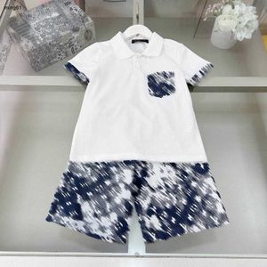 Varumärkesbarn Tracksuits Pocket T-shirt Set Baby Clothes Storlek 120-170 cm Designer Kort ärm Polo-skjorta och Camo-logotyp Shorts 24mar