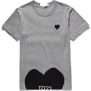 2024 Fashion Mens Play T Shirt Garcons Designer Shirts Red Commes Heart Casual Womens des Badge Graphic Tee Heart Behind Letter On Chest CDG Embroidery Kort ärm T2