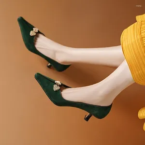 Kvinnor 603 Spring/Summer Dress Pumpar skor spetsiga tå tunna häl får mocka läder för elegant grön metallspänne