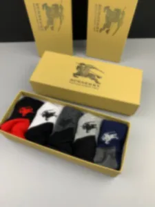 2024 Skarpetki sportowe Para Skarpetki Designerskie Skarpetki Mens Personality Projektowanie Nauczyciela Szkoła Styl Mixed Color City Socks for Man and Women