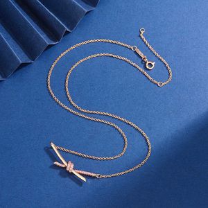 Tasarımcı Markası Gold Tiffayss Diamond Knotiffays ile Yeni Knot Çapraz Kolye Serisi Light Luxury ve Basit yaka Zinciri Logolu Kadınlar İçin
