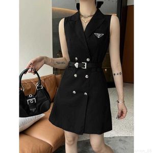 Designer P Family 23 Summer New Style Casual Triangle Sleeveless Vest Slim Dress with Belt 05ZM