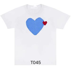 24 New2024 Moda Erkek Oyun T Shirt Garcons Tasarımcı Gömlekleri Kırmızı Komiser Kalp Gündelik Kadınlar Des Rozet Grafik Tee Mektup CDGS Nakış Kısa Kollu 8041